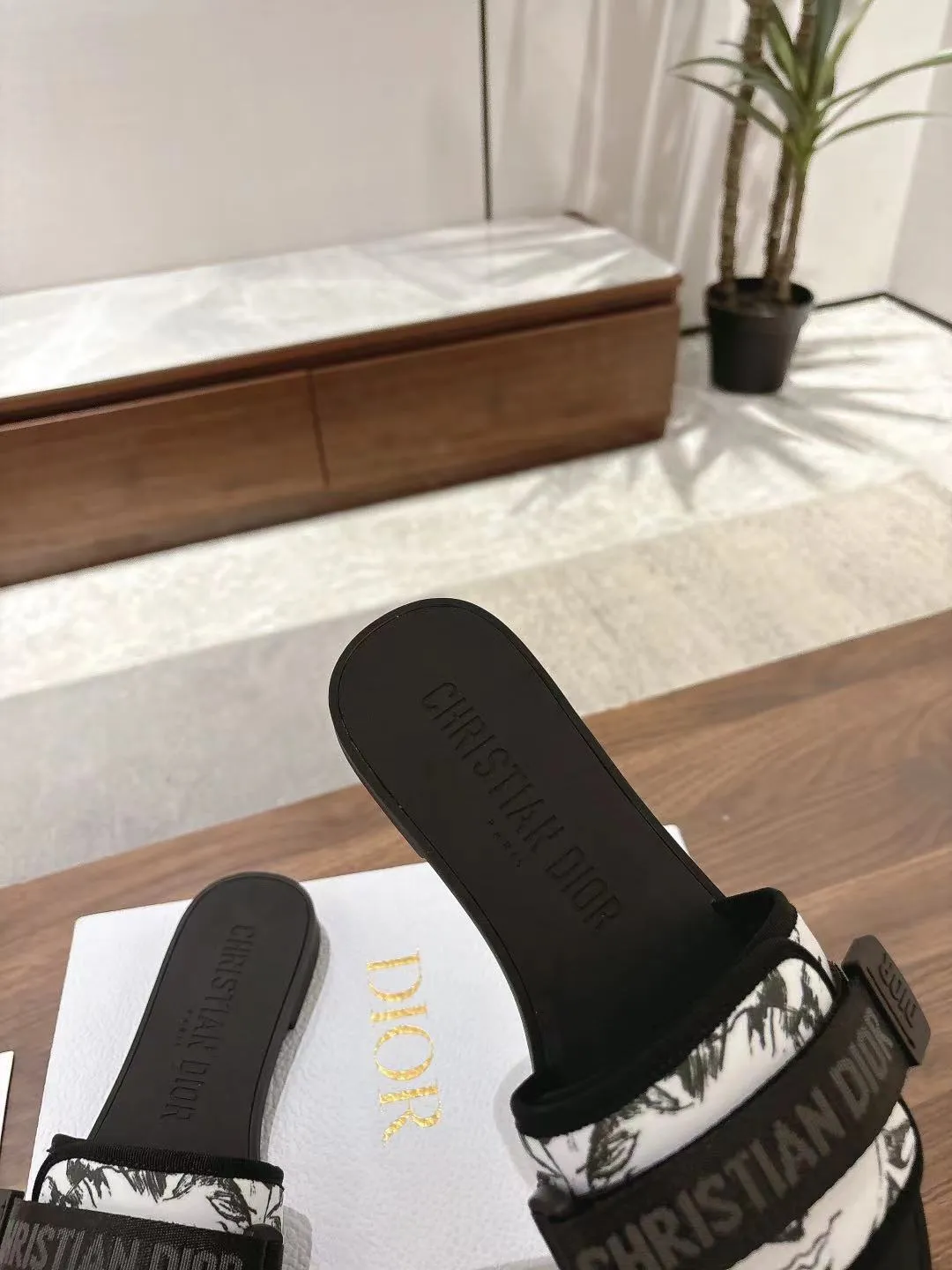 👟👟Ex-factory price 380👟👟 Dior D’s latest series of Velcro buckle sandals and slippers in new colors! Perfect reproduction of the original version, the most popular color matching fabric, super layered ▪️Original molded high-end TPU outsole (not ordinary rubber) ▪️Very comfortable and easy to walk. All upper materials are custom-made from the original ▪️3D electric embroidered three-dimensional cloth surface, very versatile, a must-have for lazy people in summer ▪️Number of yards: 35-41